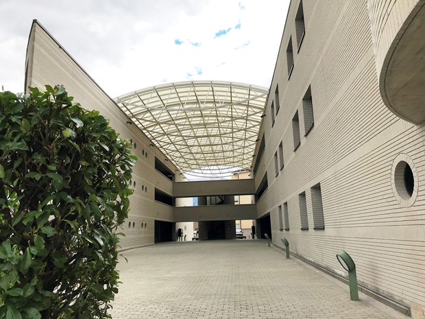 Innenhof eines modernen Gebäudekomplexes