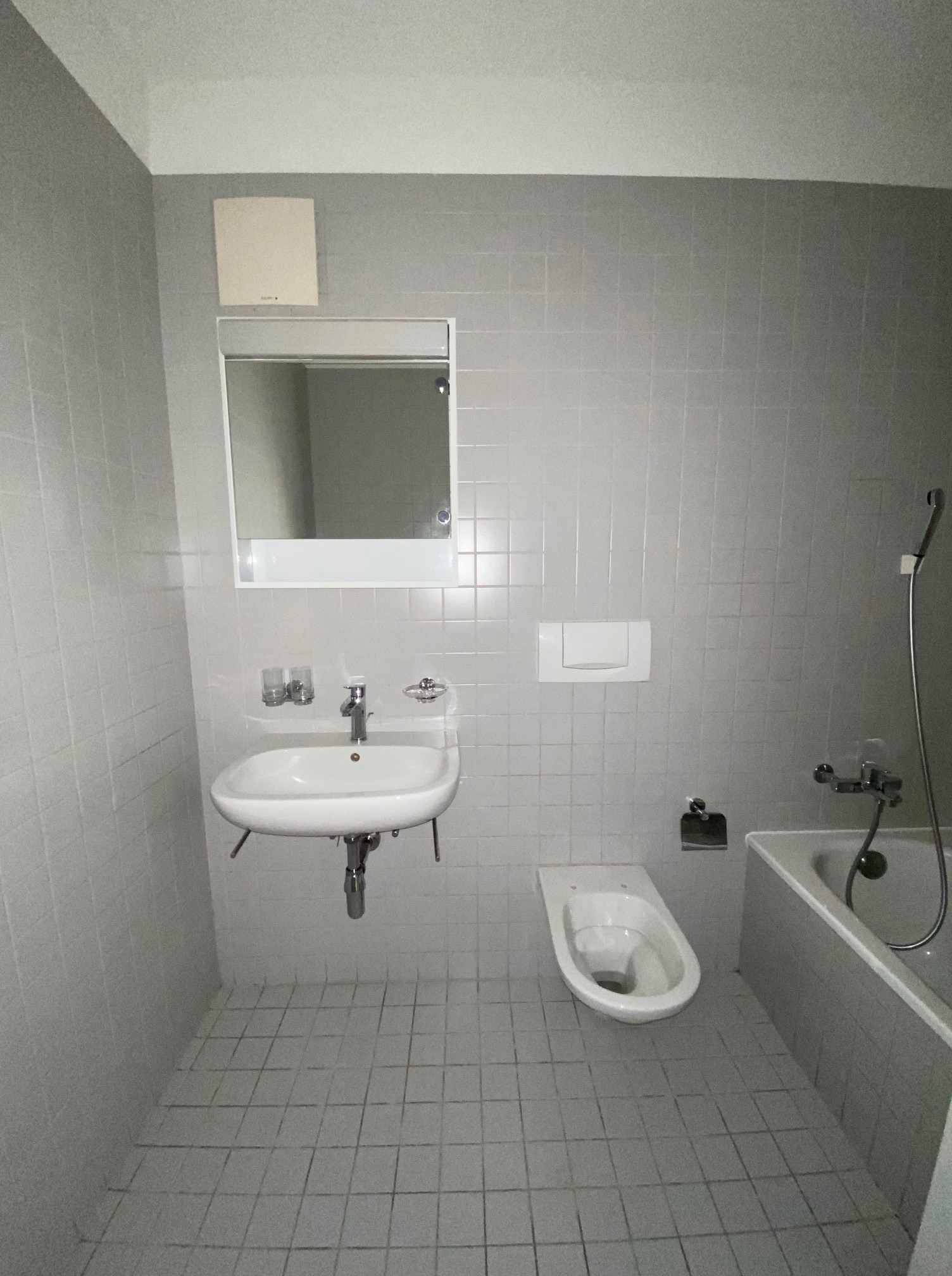 Kleines schlichtes Badezimmer