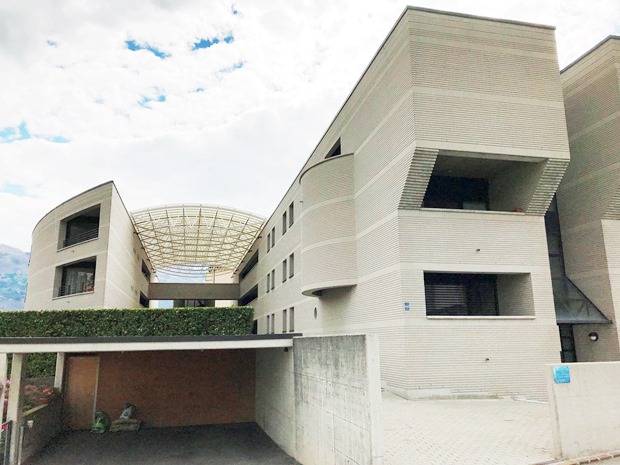 Modernes Wohngebäude mit Tiefgarage und Innenhof