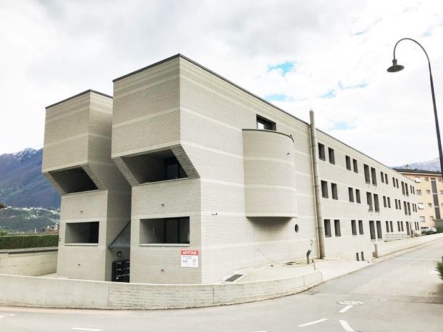 Modernes mehrstöckiges Wohngebäude an einer Straße