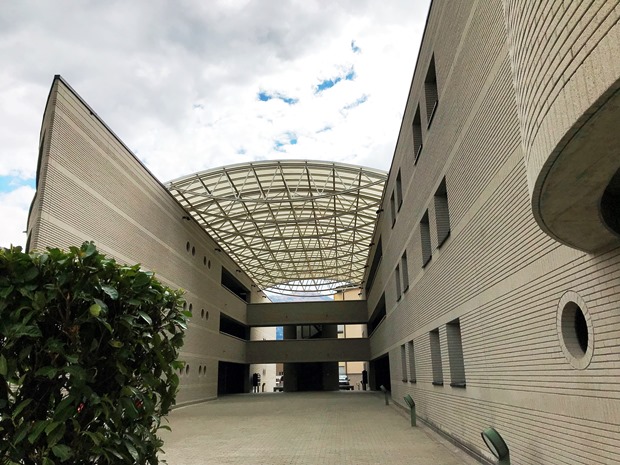 Innenhof eines modernen Gebäudekomplexes