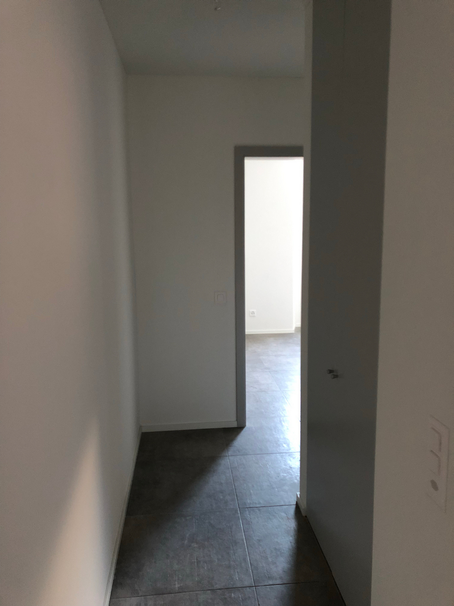 Schmaler Flur mit Durchgang