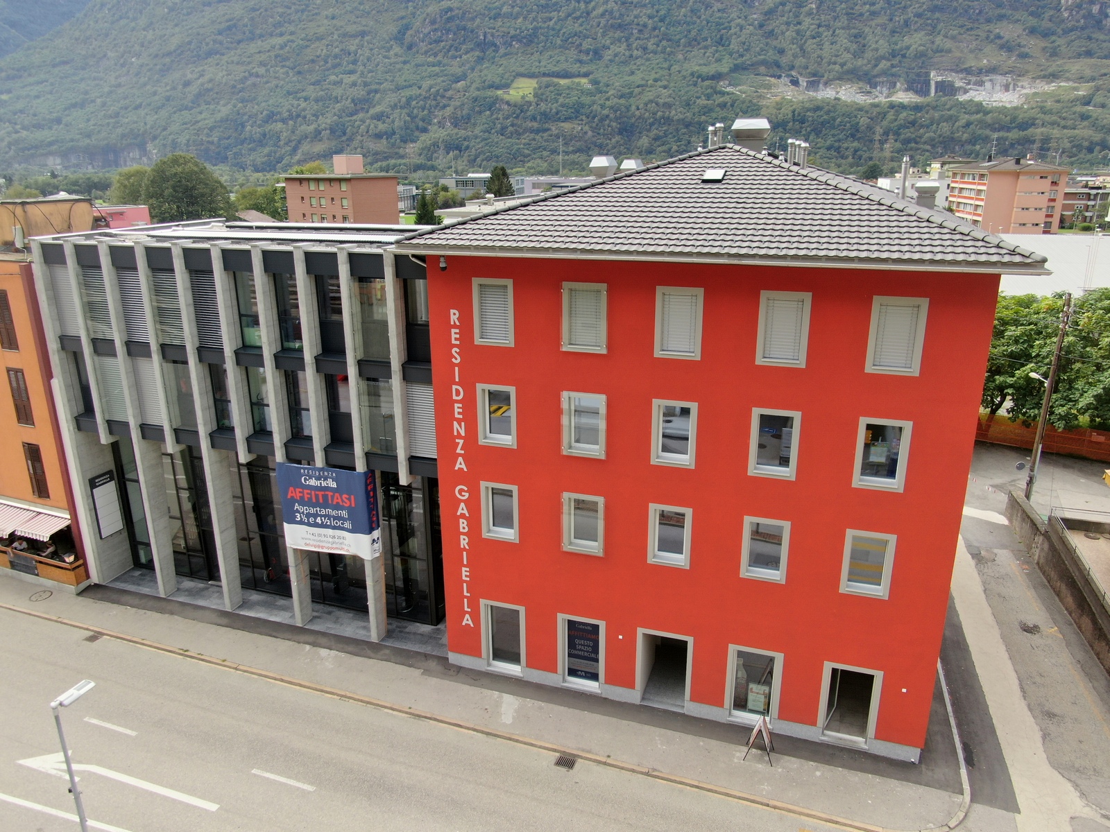 Mehrfamilienhaus mit roter Fassade und Dach