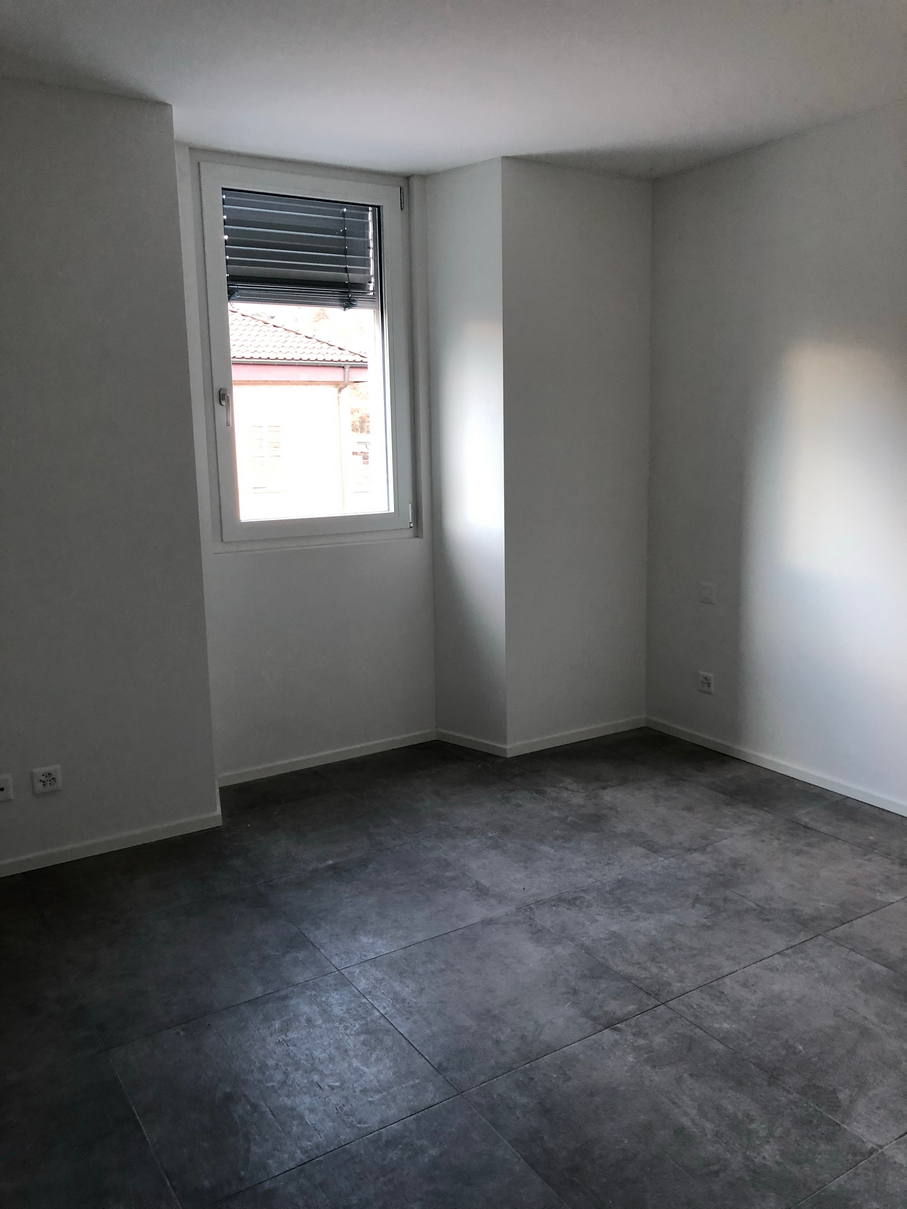Leerer moderner Raum mit Fenster