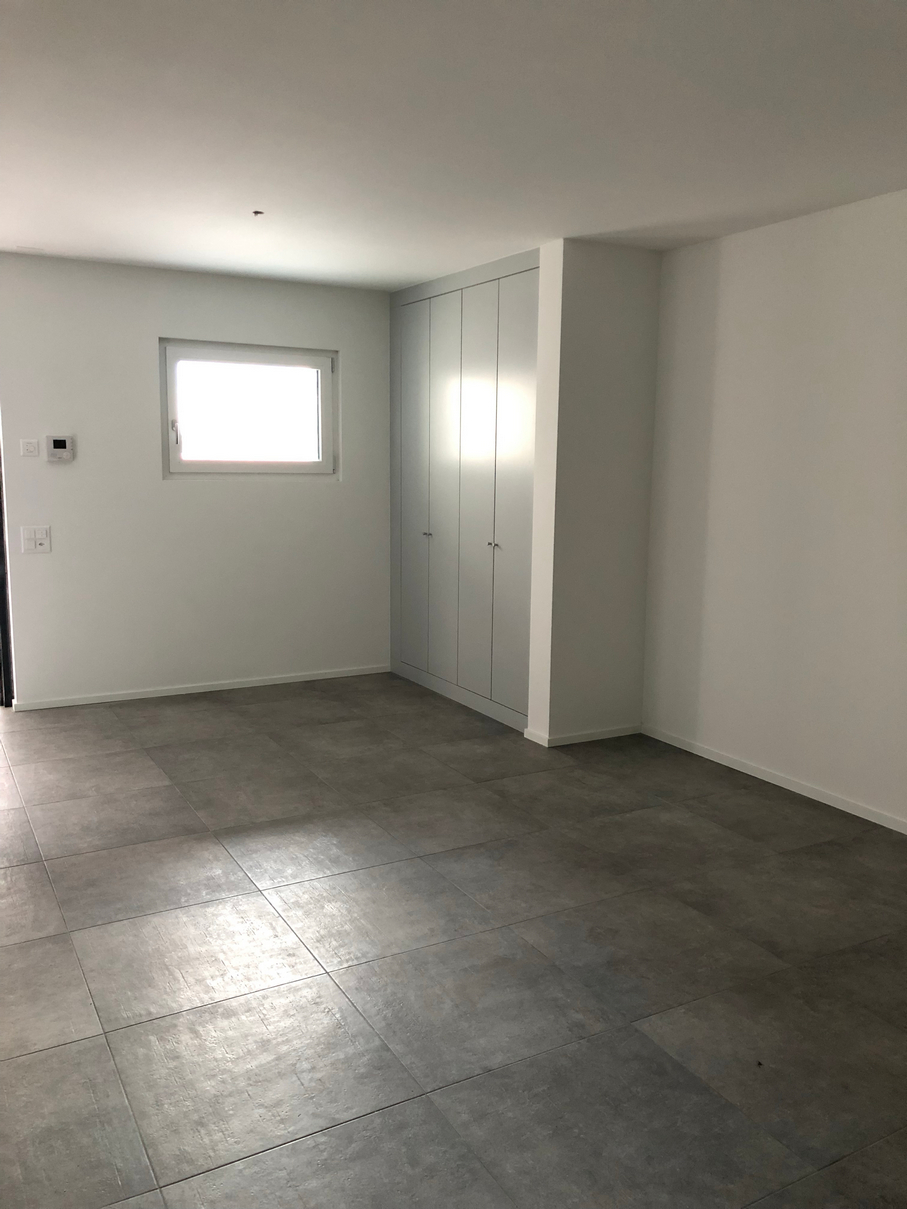 Leerer moderner Raum mit Einbauschrank
