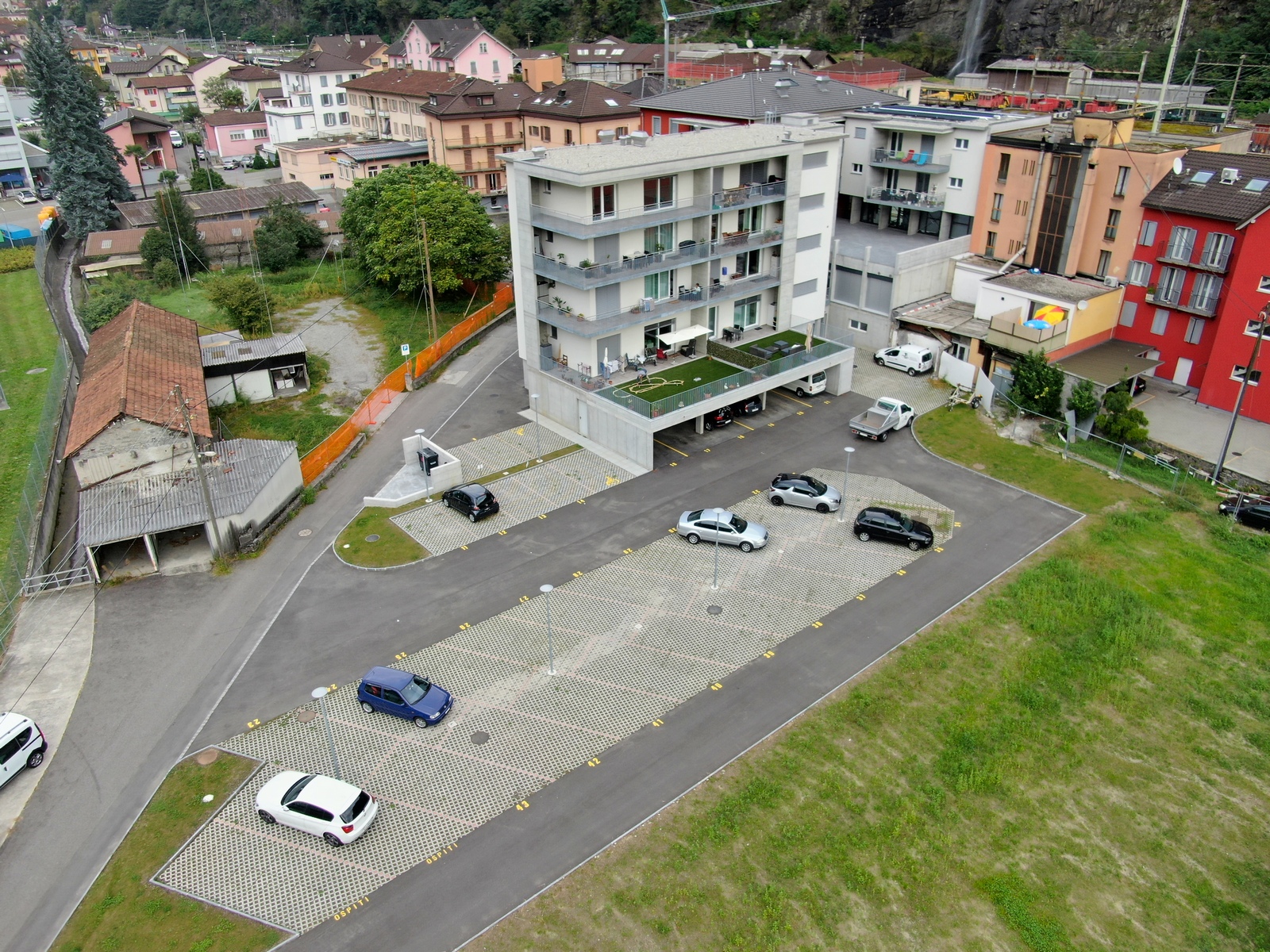 Luftaufnahme eines Wohn- und Gewerbeareals mit Parkplätzen