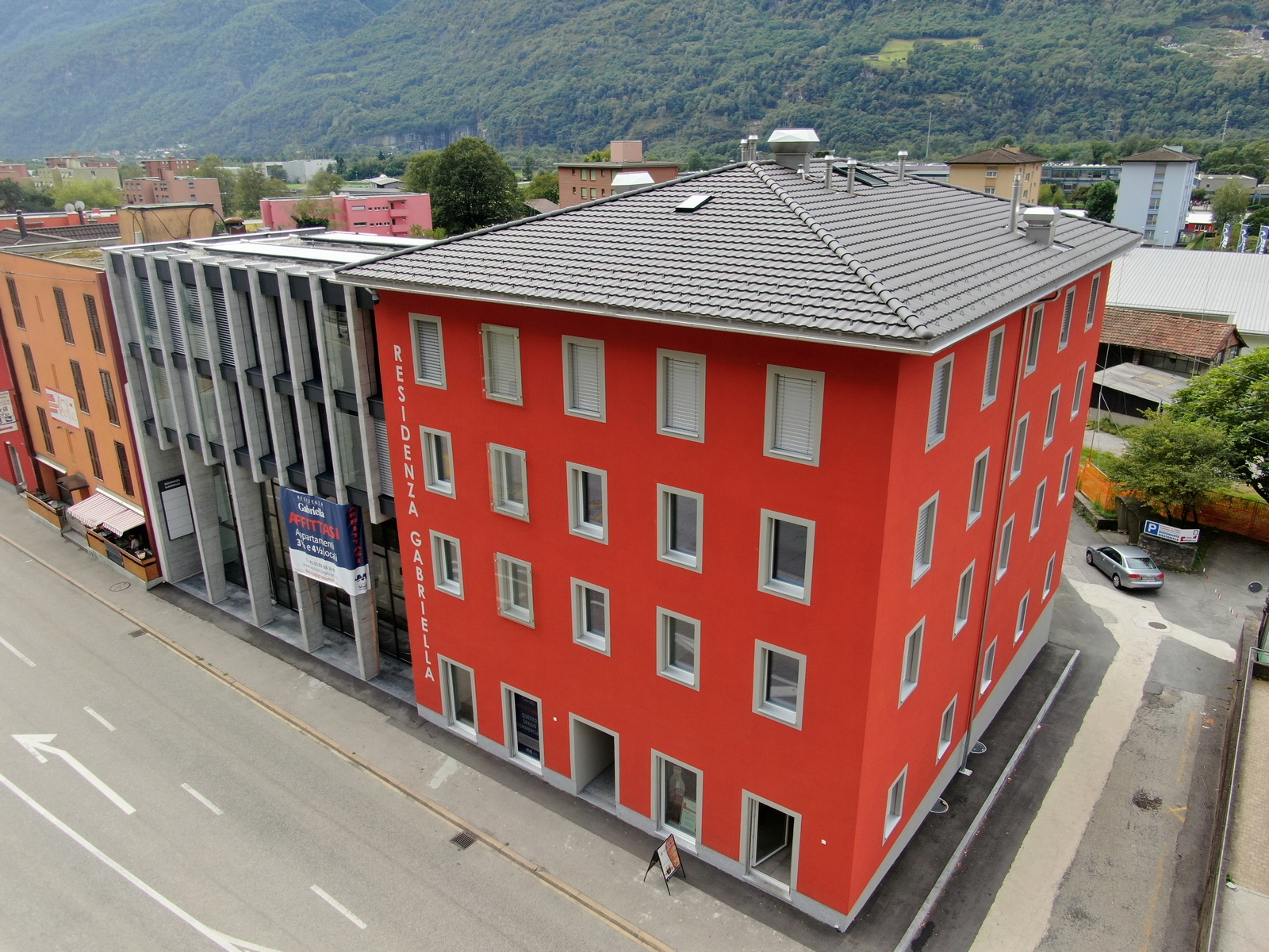 Mehrfamilienhaus mit roter Fassade