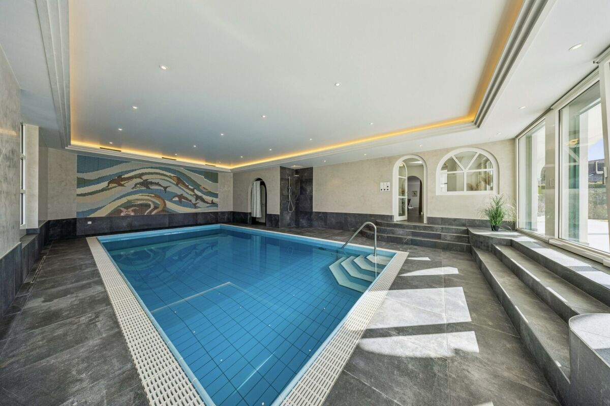 Innenpool mit Lounge- und Wellnessbereich