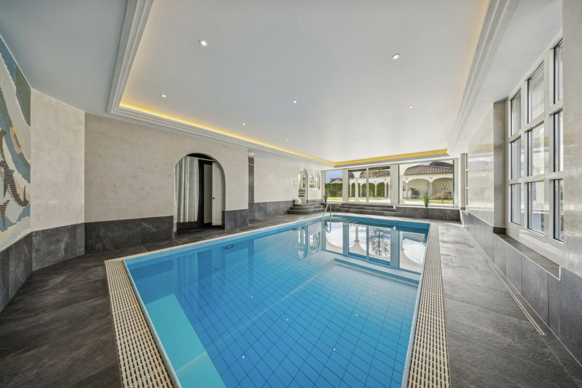 Innenpool mit luxuriösem Spa-Bereich