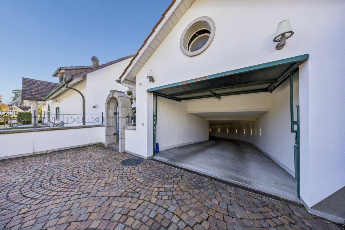 Außenansicht einer Einfahrt mit offener Garagenzufahrt