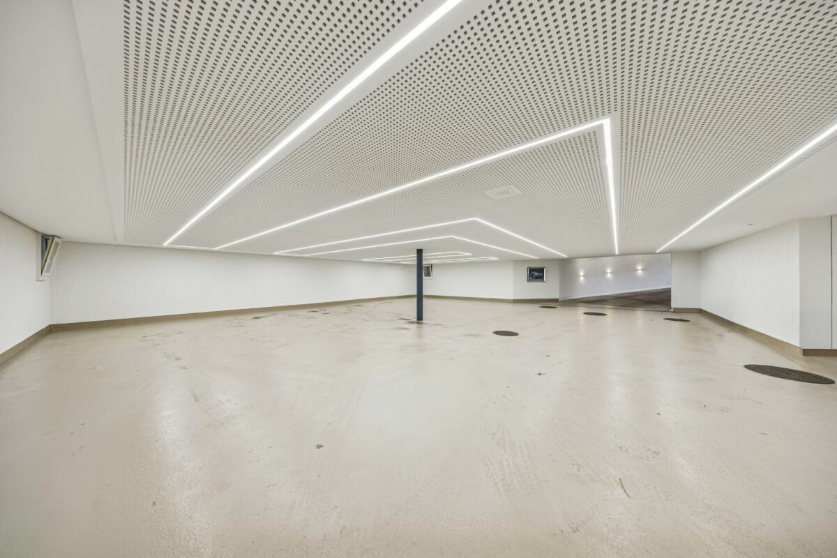 Großer leerer Innenraum mit moderner Lichtdecke