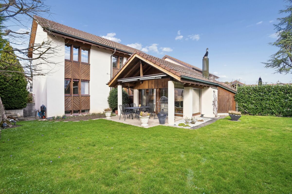 Haus mit Garten und überdachter Terrasse