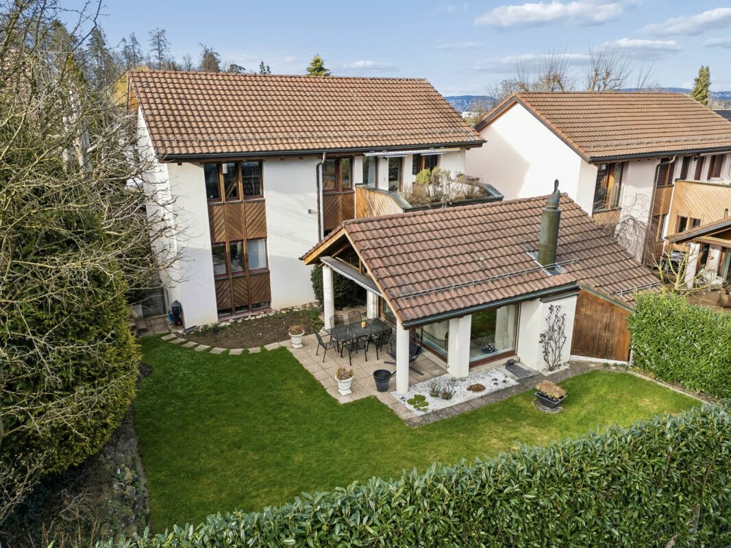 Außenansicht eines Wohnhauses mit Garten