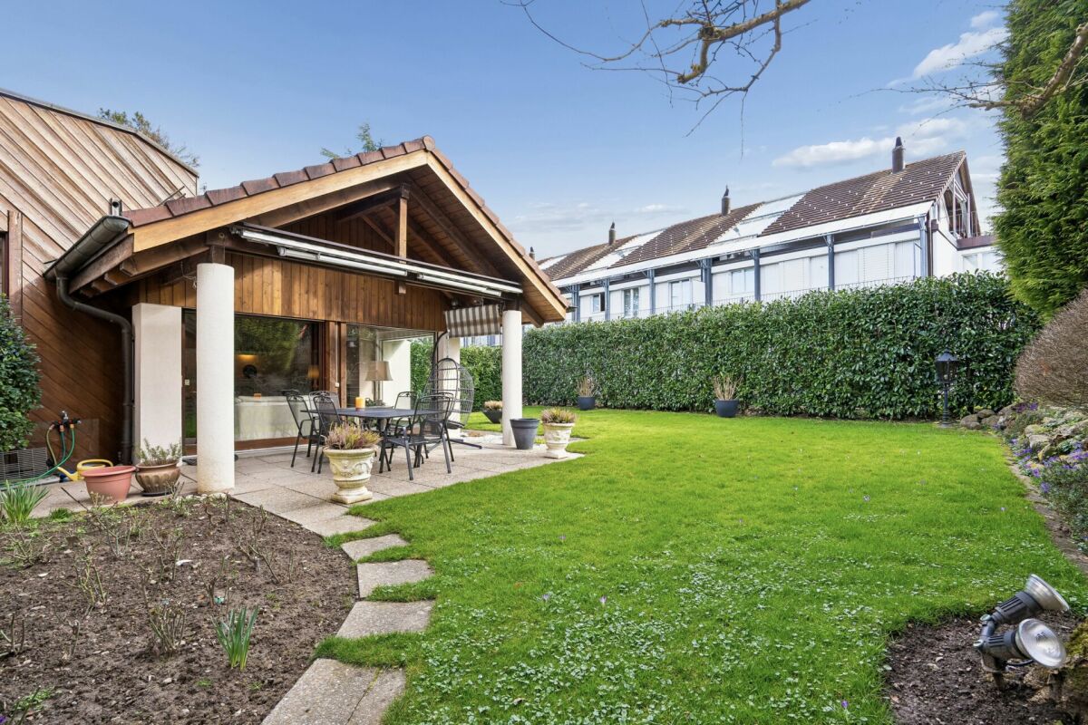 Garten mit Holzterrasse
