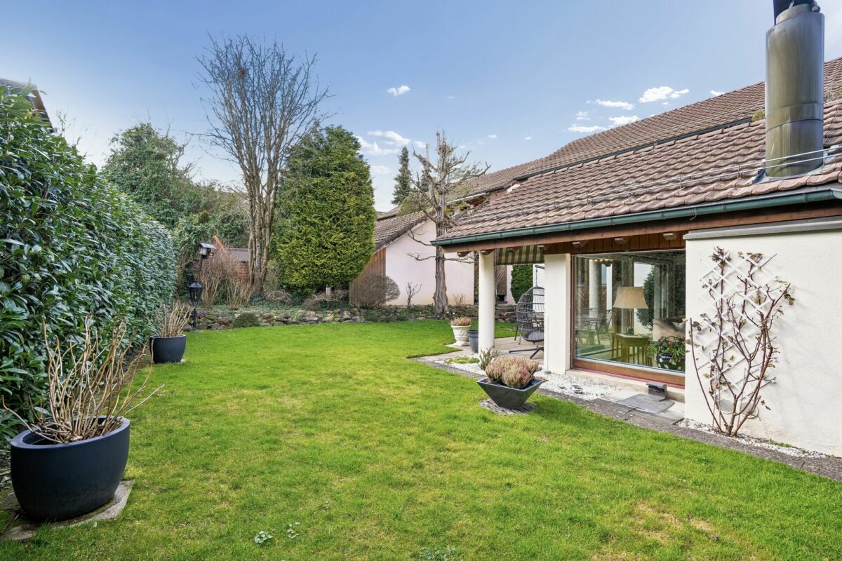 Gartenansicht mit Einfamilienhaus