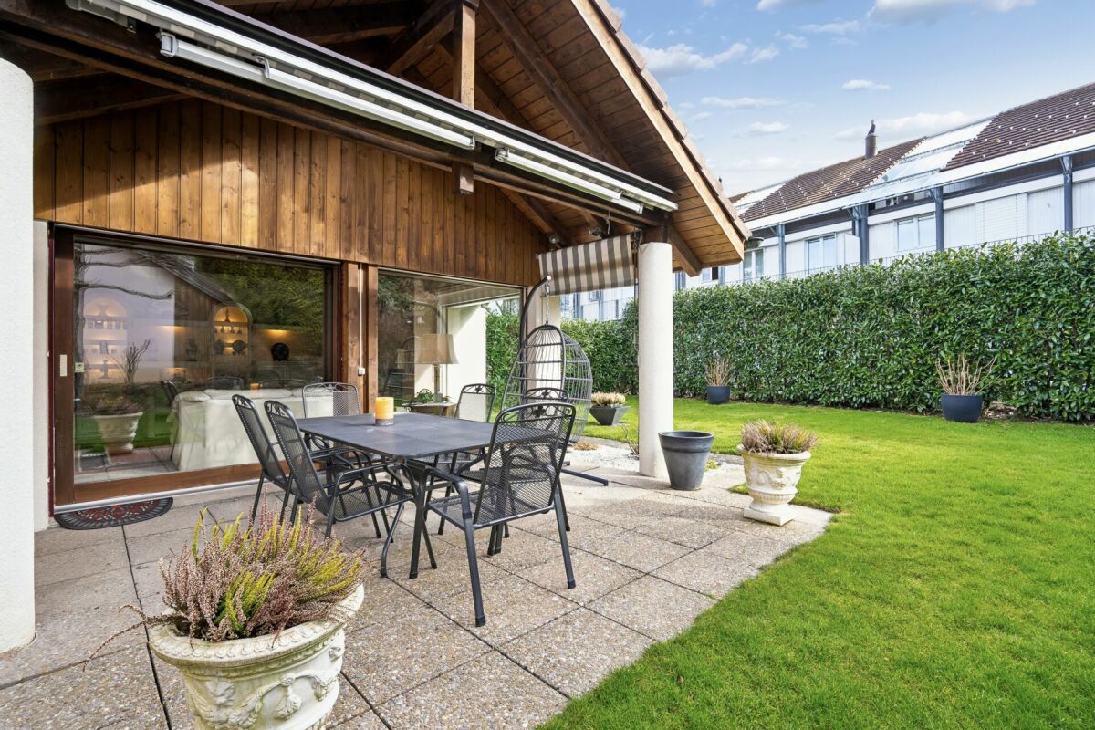 Überdachte Terrasse mit Gartenblick