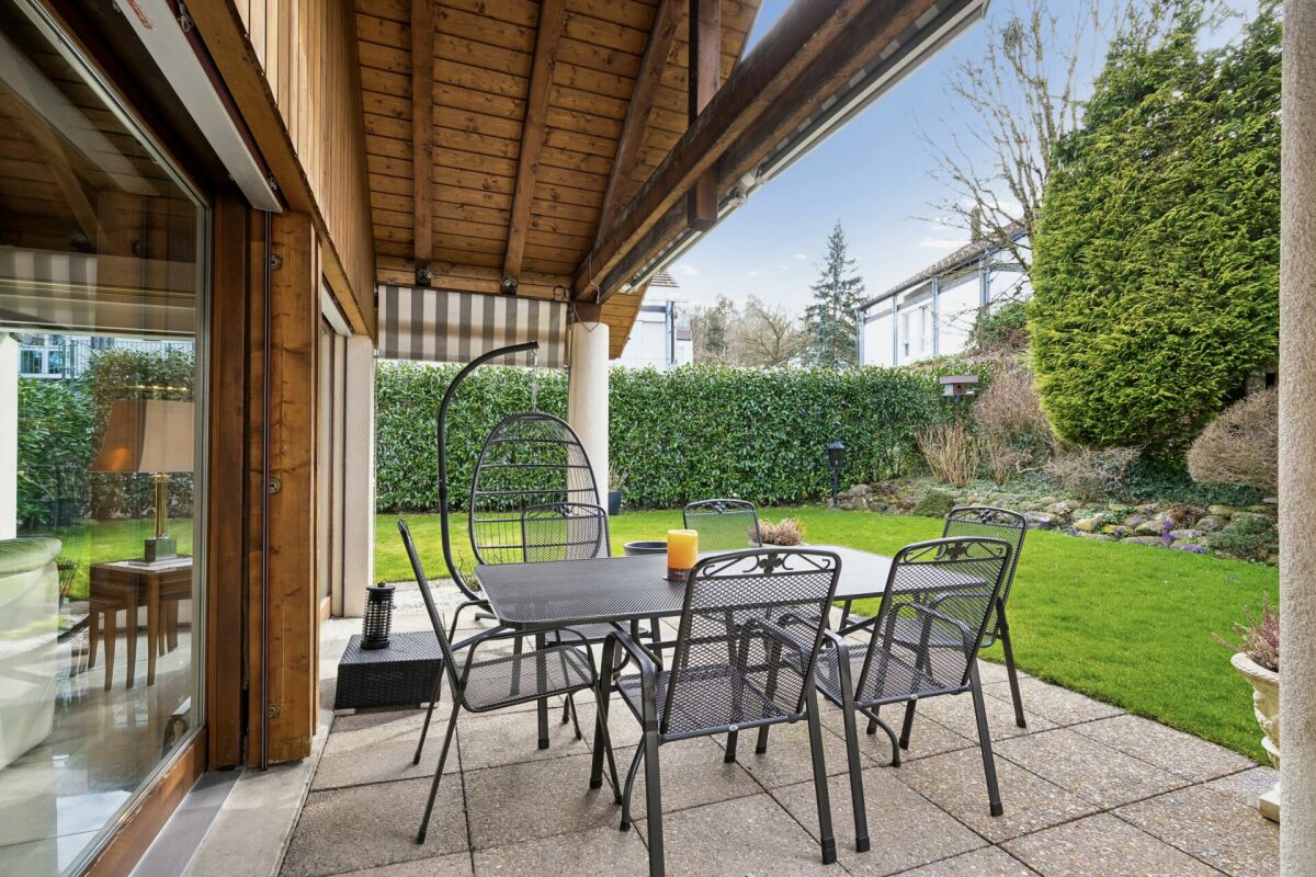 Überdachte Terrasse mit Gartenmöbeln