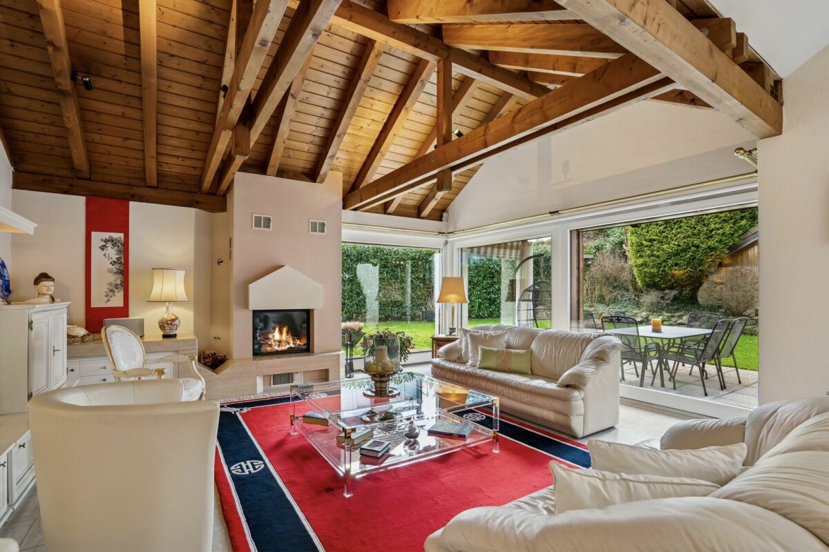 Wohnzimmer mit offenem Gartenblick