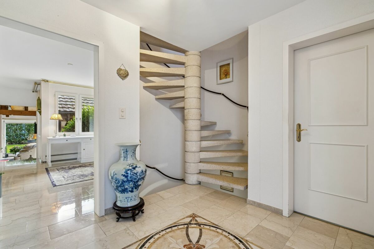 Eleganter Eingangsbereich mit Wendeltreppe