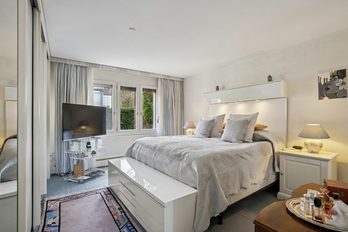 Helles Schlafzimmer mit Doppelbett