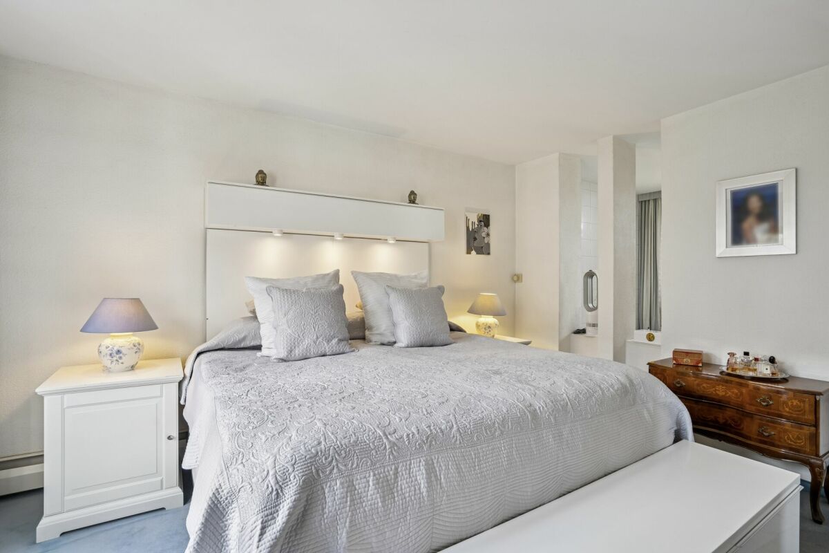 Helles Schlafzimmer mit Doppelbett