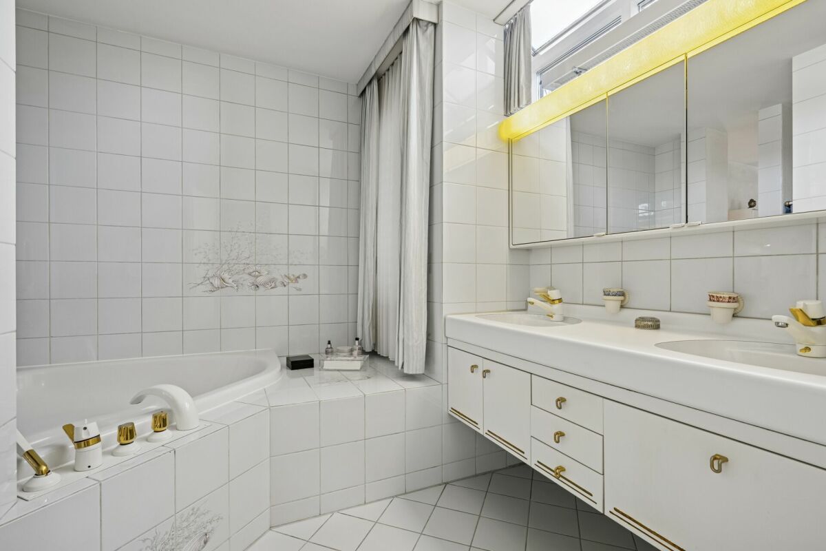 Helles Badezimmer mit Doppelwaschtisch und Badewanne