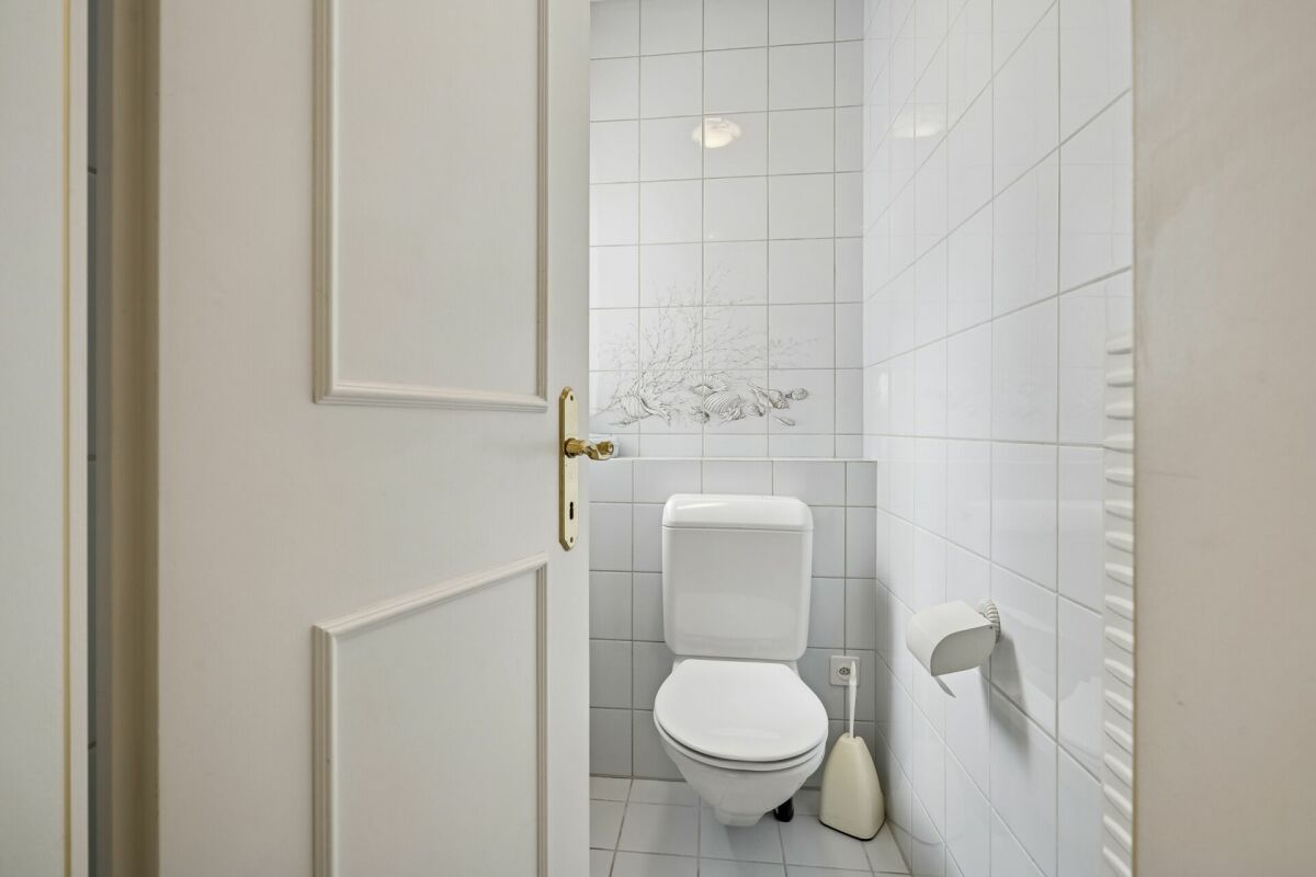 Gäste-WC mit weißer Fliesenoptik
