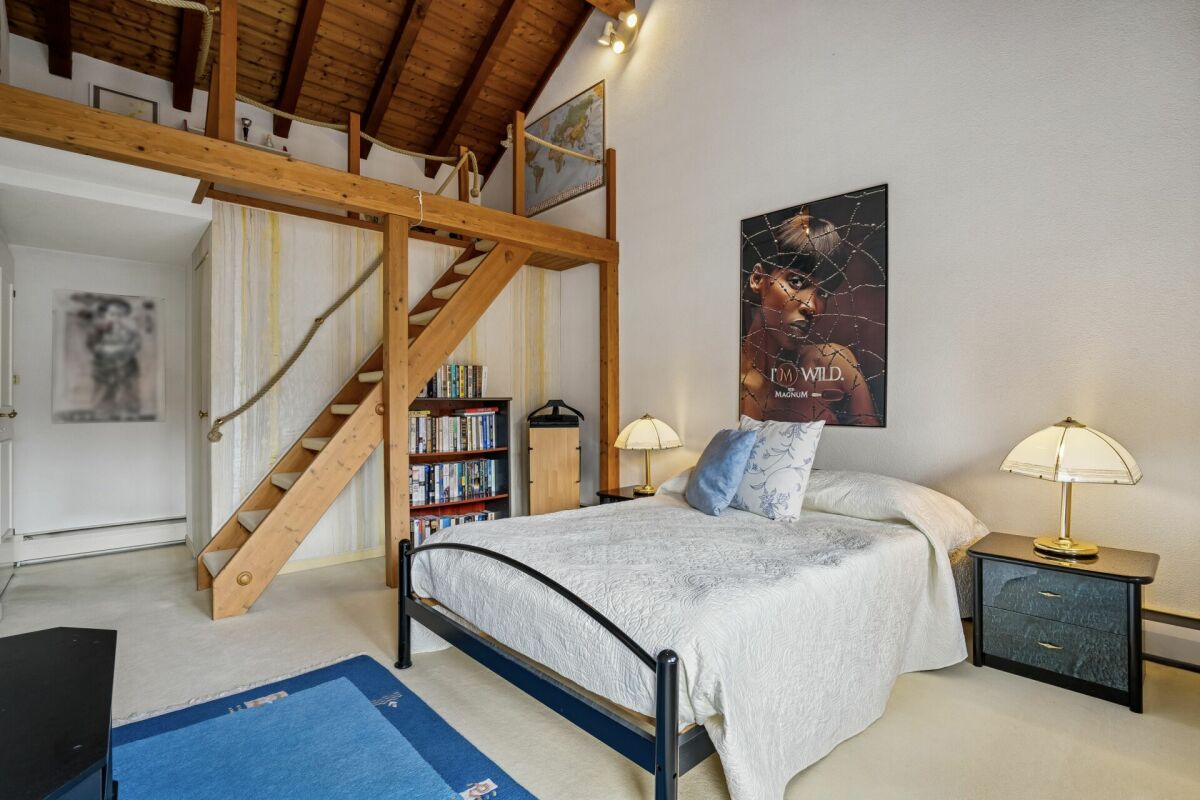 Schlafzimmer mit Galerie und Holztreppe