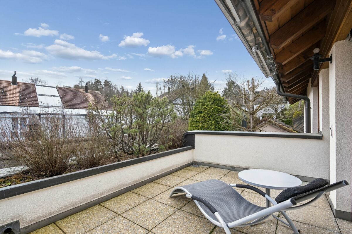 Dachterrasse mit Liege und Tisch