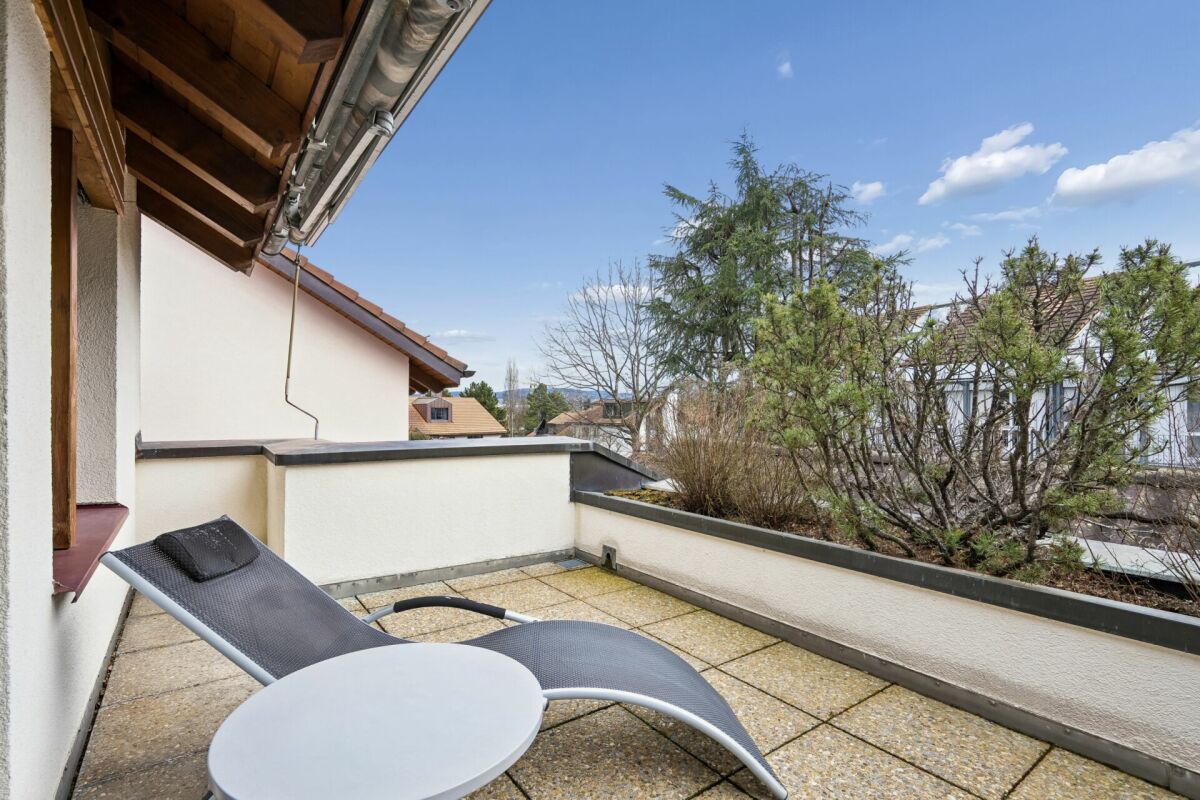 Balkon mit Liegestuhl