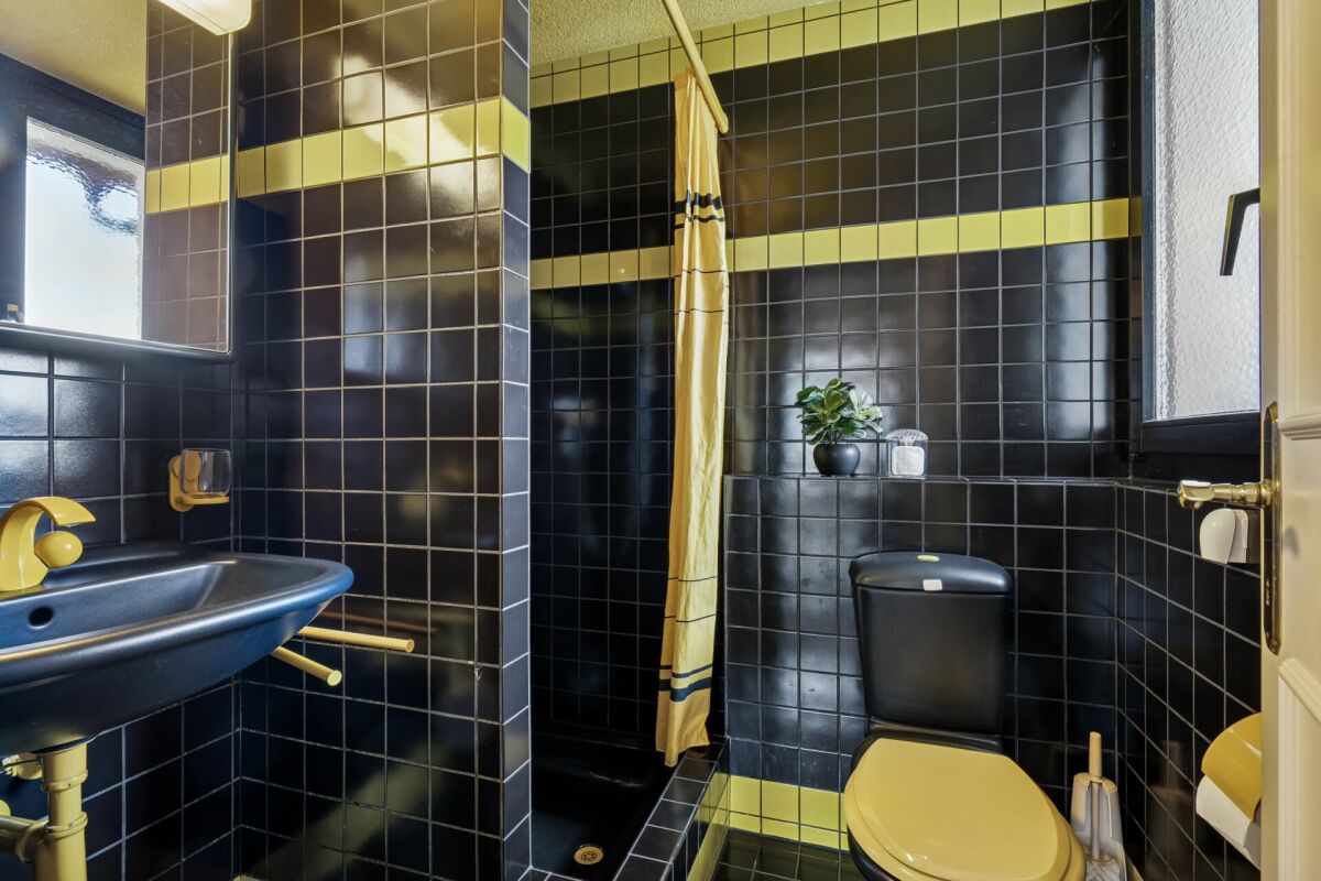 Dunkles Retro-Badezimmer mit gelben Akzenten