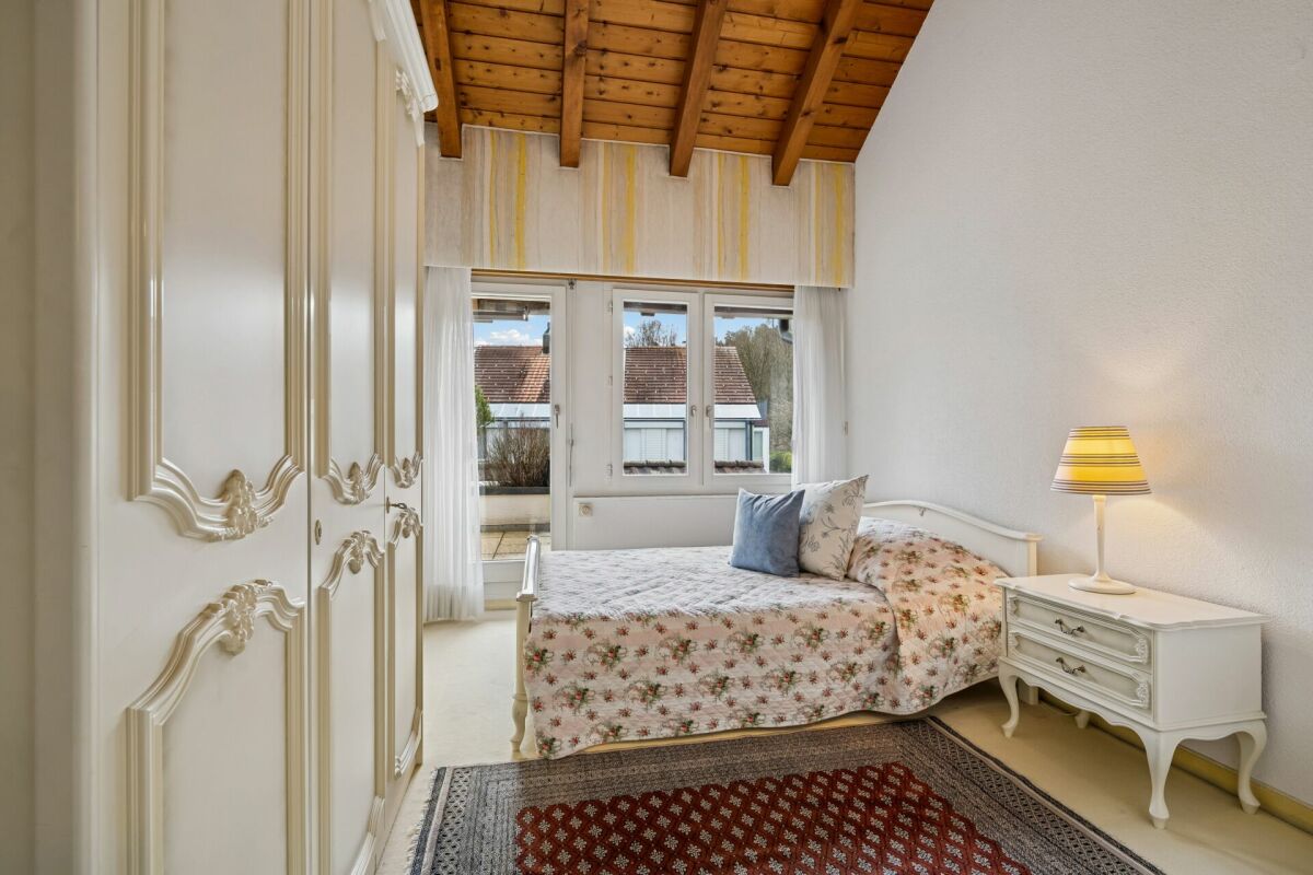 Schlafzimmer mit Dachschräge und klassischer Einrichtung