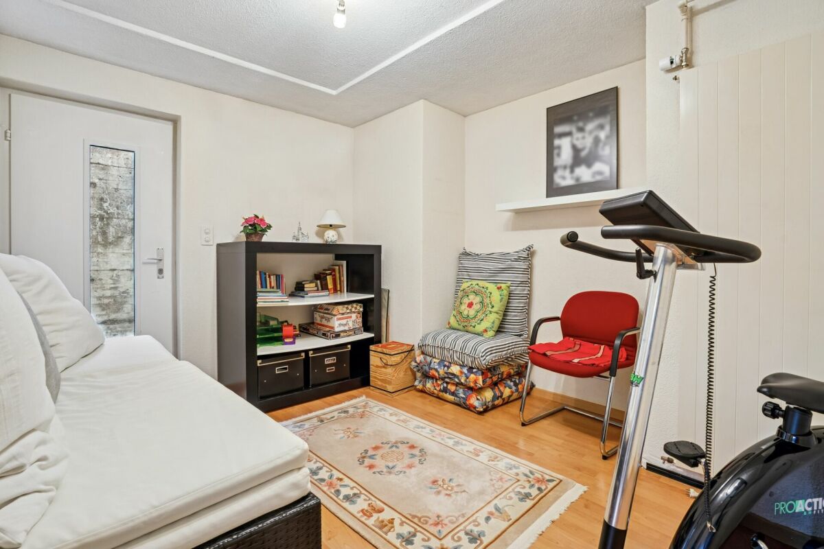 Kleines Zimmer mit Trainingsgerät und Sitzbereich