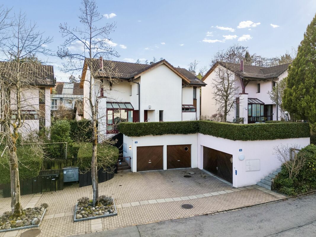 Außenansicht eines Wohnhauses mit Garagenhof
