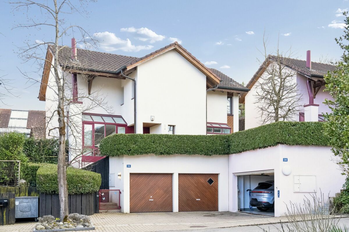 Wohnhaus mit Garage und Straßenansicht