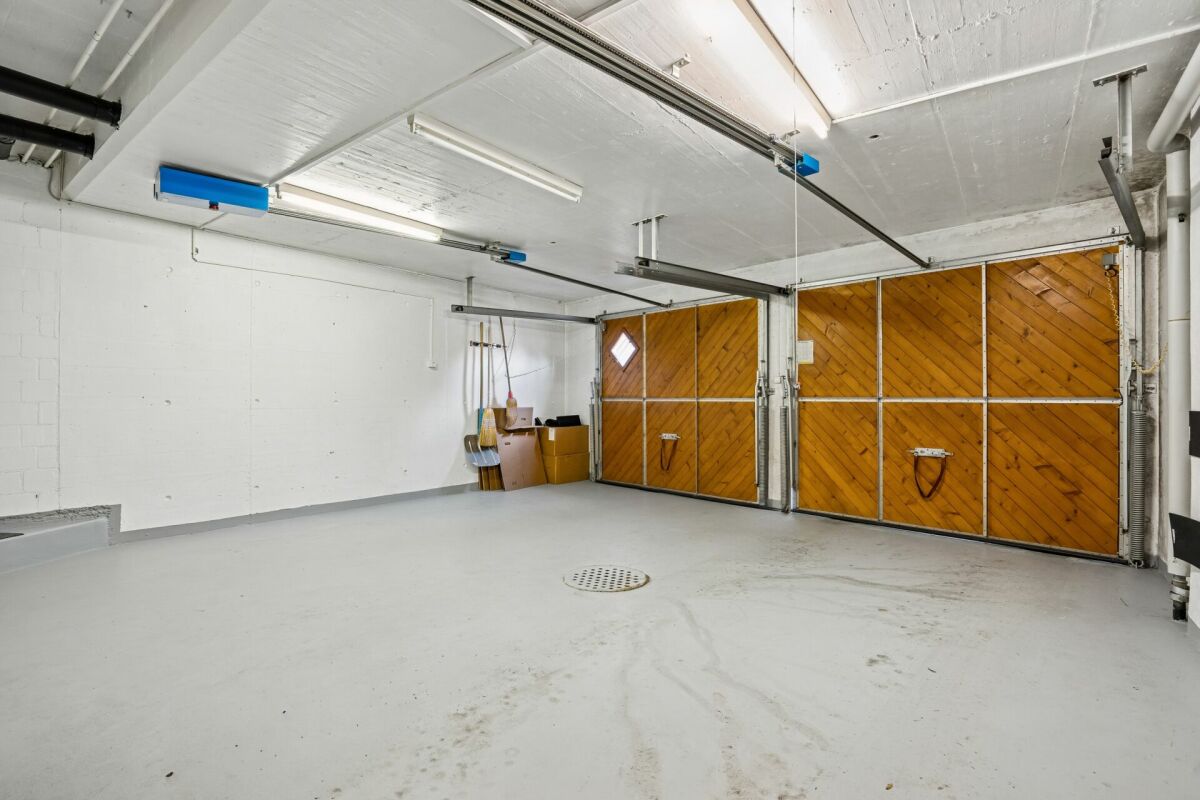 Große Garage mit Holztoren