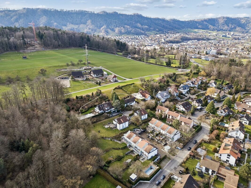 Luftaufnahme eines Wohngebiets am Stadtrand