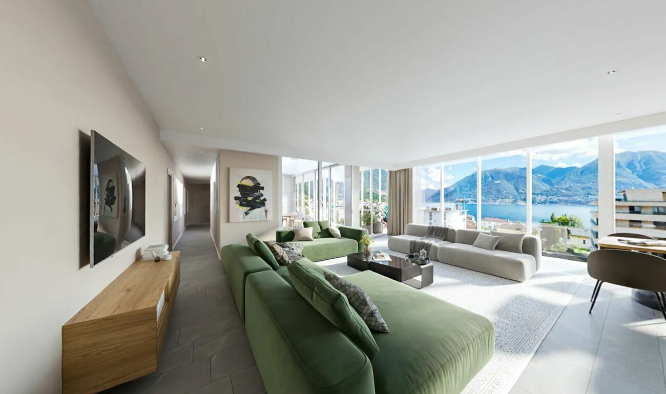 Großzügiges Wohnzimmer mit Panoramablick auf See und Berge