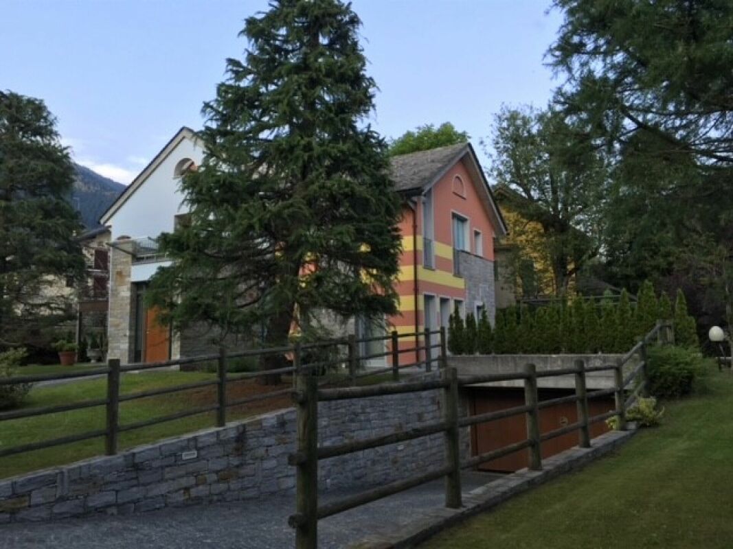 Außenansicht eines Hauses im Grünen