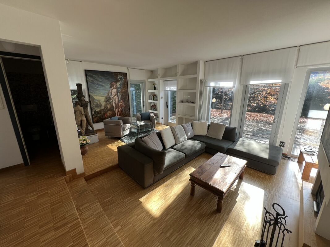 Helles Wohnzimmer mit großer Fensterfront