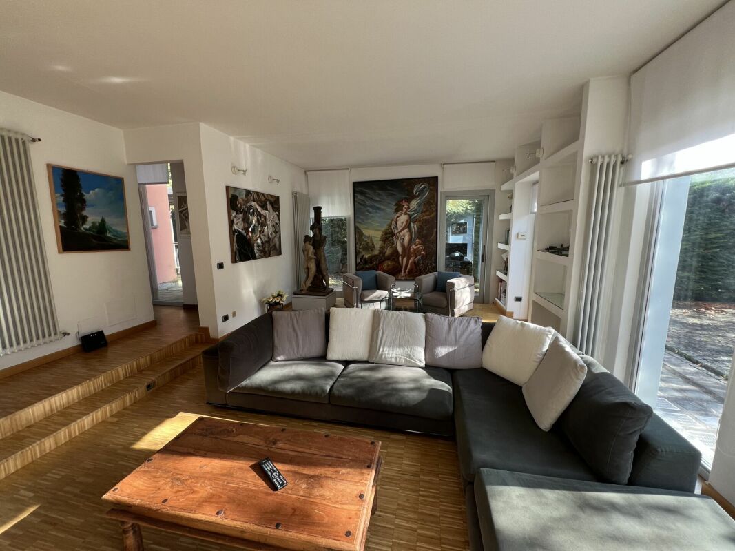 Helles Wohnzimmer mit großer Eckcouch