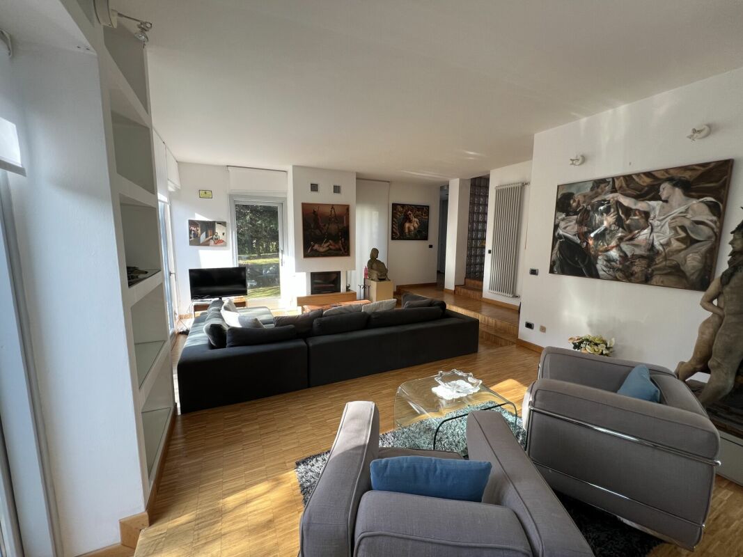 Helles Wohnzimmer mit moderner Einrichtung