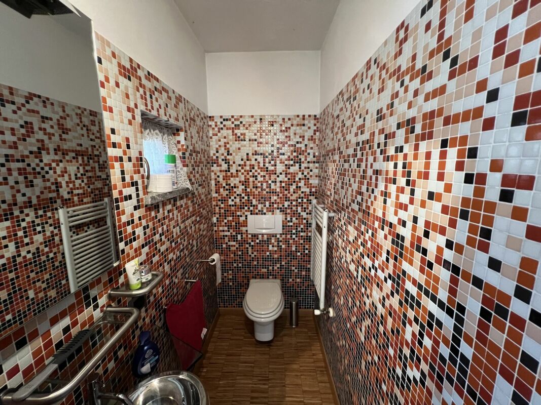 Kleines Gäste-WC mit Mosaikfliesen