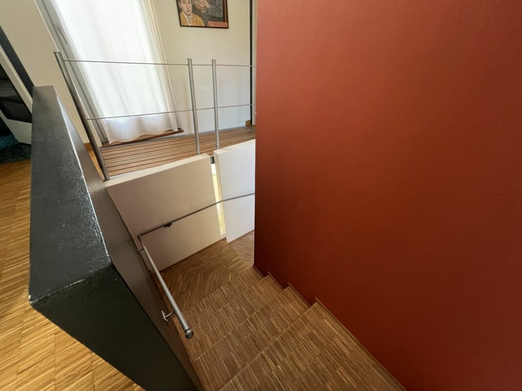 Treppenhaus mit roter Wand