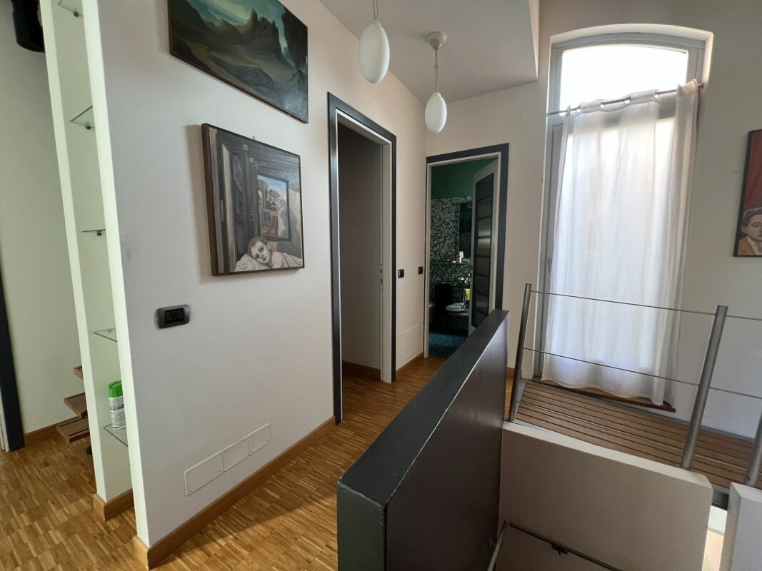 Flur mit Galerie und Badezimmerzugang
