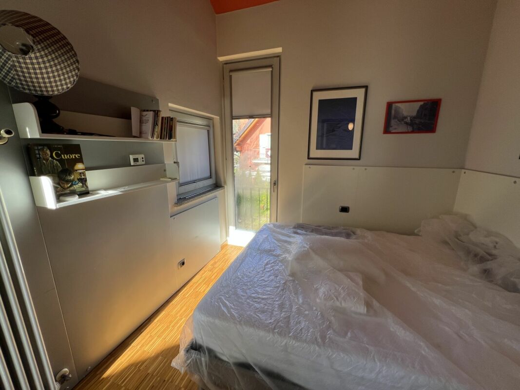 Kleines Schlafzimmer mit Balkon- oder Terrassentür