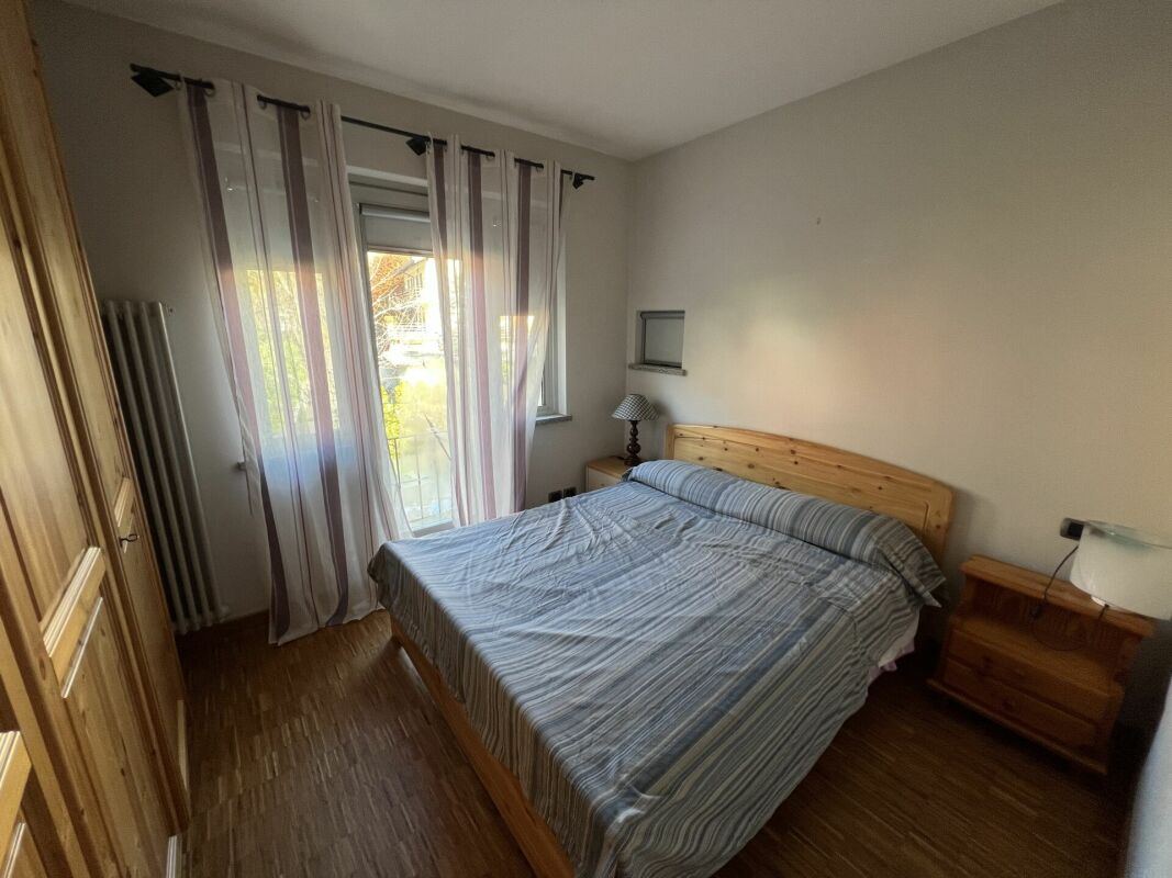 Schlafzimmer mit Holzmöbeln und Tageslicht