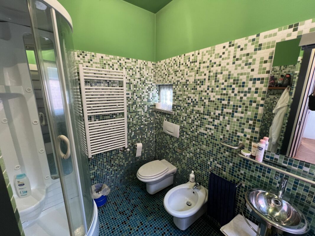 Badezimmer mit grünen Mosaikfliesen