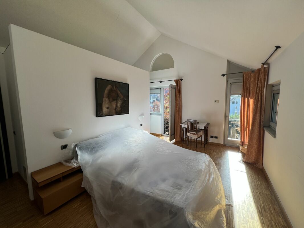 Schlafzimmer mit hoher Decke und Tageslicht
