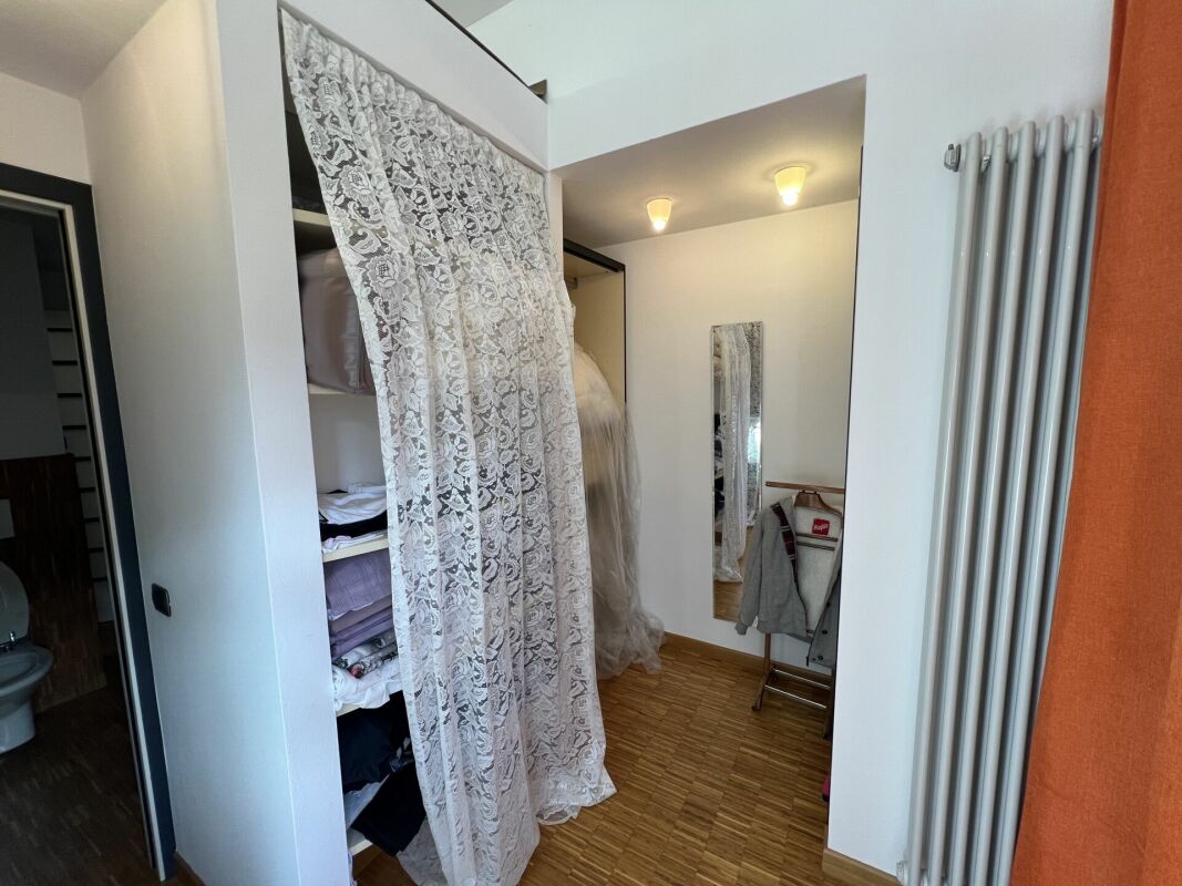 Ankleidebereich mit Garderobe und Heizkörper
